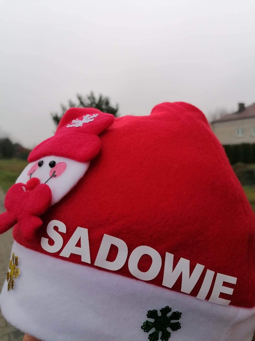 Wyjątkowy Mikołaj dla kierowców. Uczniowie Szkoły Podstawowej w Sadowiu rozdawali im prezenty i rózgi 