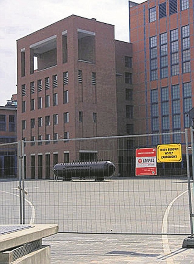 Budynek Centrum Nauki i Techniki w EC1 nadal   otaczają płoty.