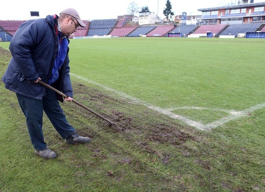 Prace kosmetyczne na murawie stadionu Pogoni Szczecin.