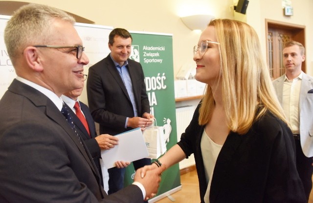 Najlepsi sportowcy - studenci Uniwersytetu Zielonogórskiego - zostali docenieni przez władze uczelni. Na uroczystym podsumowaniu osiągnięć sportowych w roku akademickim 2018/19, najlepsi zostali wyróżnieni. - Zdobyte przez was medale i sukcesy tworzą historię Uniwersytetu Zielonogórskiego - mówił Wojciech Strzyżewski, prorektor ds. studentów UZ. - Nasze skromne podziękowania są dla was jednocześnie deklaracją, że zawsze możecie liczyć na naszą pomoc. Gratulacje przekazujemy również trenerom, którzy często kosztem swojego wolnego czasu opiekują się sportowcami. - Dobrodziejstwa uzyskanego przez naszych sportowców jest bardzo dużo - dodał Zdzisław Wołk, prezes Klubu Uczelnianego AZS UZ Zielona Góra. - Wszystkim bardzo dziękuję i gratuluję. Mieliśmy bardzo wielu medalistów, zdobywców wysokich lokat, ale pamiętajmy też, że niekiedy samo ukończenie rywalizacji jest dużym sukcesem. 