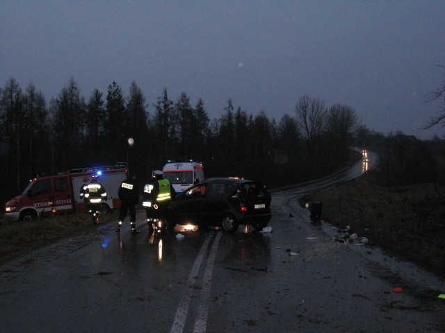 23- letnia kobieta jadąca renaultem clio, mieszkanka gminy Lipsko nie zachowała ostrożności i uderzyła w tył jadącej przed nią skody octavia.
