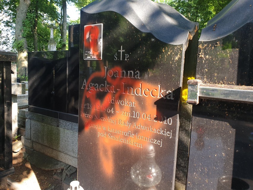 Wandal pomazał farbą grób mecenas Joanny Agackiej-Indeckiej, która zginęła w katastrofie smoleńskiej