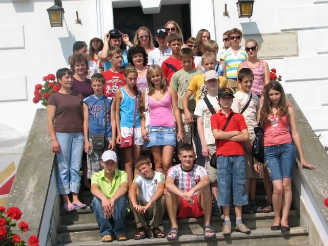 Grupa z Ostroga na schodach sandomierskiego zamku.