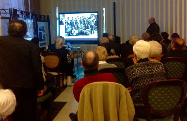 Uczestnicy spotkania oglądają archiwalne zdjęcia baletu Zespołu Pieśni i Tańca „Lasowiacy”.