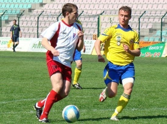 Paweł Sermak (w żółtej koszulce) opuszcza Szczakowiankę