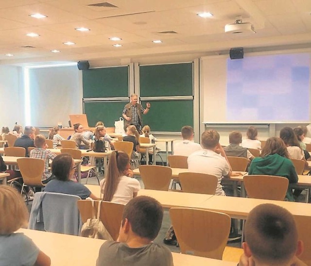 Uczniowie Szkoły Podstawowej nr 1 na zajęciach z dr. Zdzisławem Pogodą w Instytucie Matematyki UJ