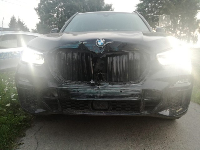 Kierowca BMW miał dużo szczęścia. Pociąg uszkodził tylko przód samochodu.