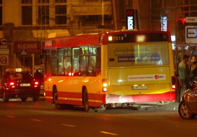 autobus nocny - zdjęcie ilustracyjne