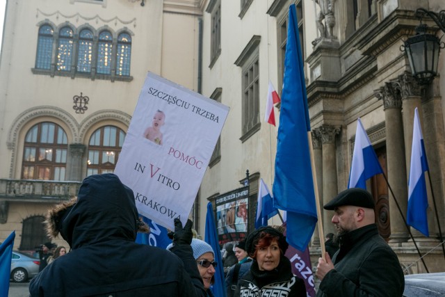 11.01.2017 krakow   plac wszystkich swietych demonstracja zwolennikow uchwaly rady miasta w sparwie in vitro fot.anna kaczmarz  / dziennik polski / polska press