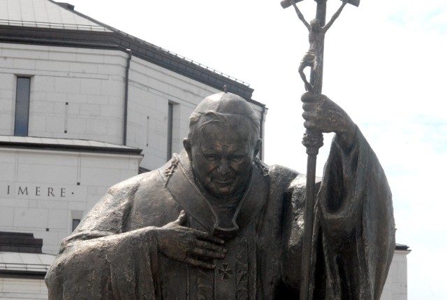Jan Paweł II zmarł 2 kwietnia 2005. Papieżem wybrano go 16 października 1978.