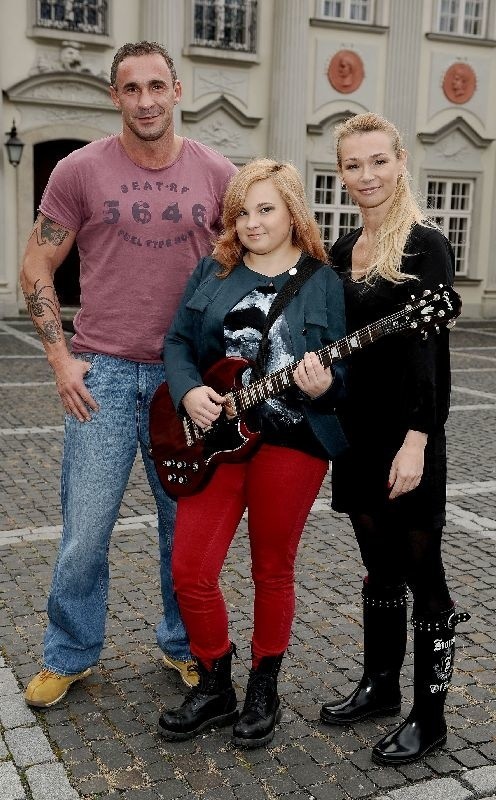 Nicole Saleta z rodzicami Ewą Pacułą i Przemysławem Saletą.