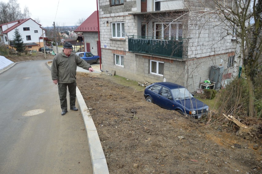 Bochnia. Mieszkańcy ul. Łychów żądają odszkodowania za roboty podczas stabilizacji osuwiska. Zniszczono im ogrodzenia, drzewa [ZDJĘCIA]