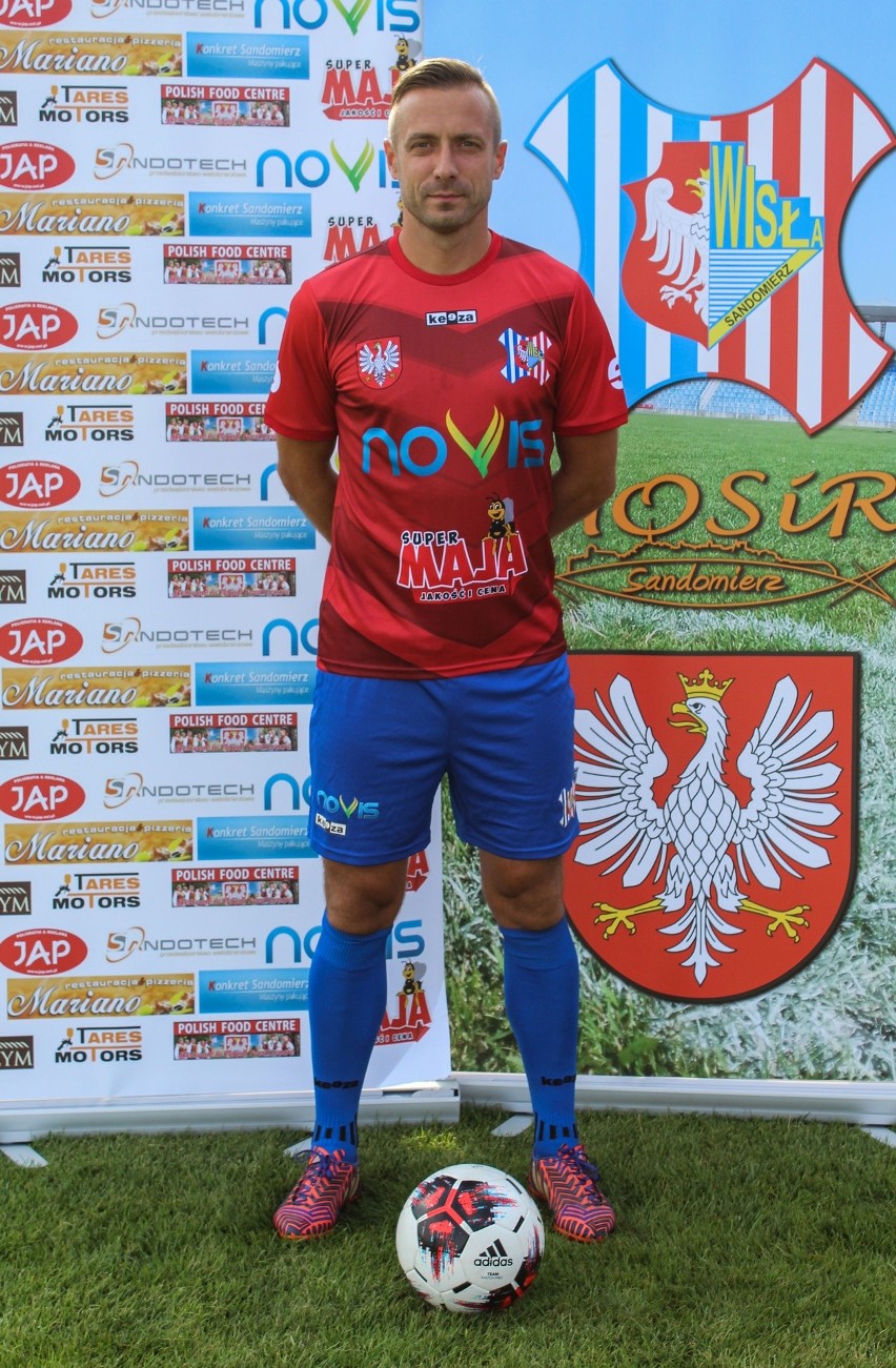Kadra Wisły Sandomierz na rundę wiosenną sezonu 2019/2020. W oryginalnych strojach zawodnicy pozowali do zdjęć 