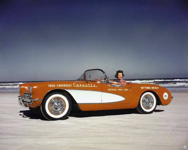 Corvette po zmianach przeprowadzonych w sezonie 1956. Styliści postawiliprzód do pionu, Fot: Chevrolet