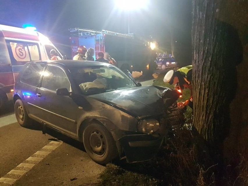 Wypadek w Sławutówku 7.01. Zderzenie samochodów osobowych. Kierowca bez prawa jazdy zjechał na lewy pas i staranował inny samochód 