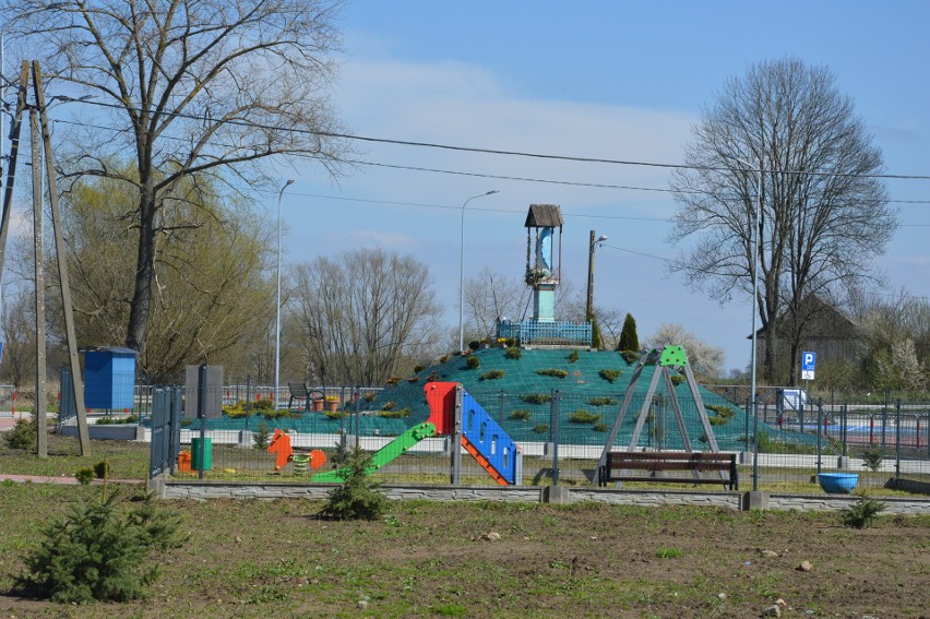 Centrum Szarbii po przebudowie. Retencja w zbiorniku, rekreacja na placu