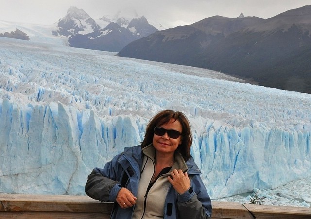 Autorka zdjęć na tle lodowca Perito Moreno w argentyńskiej części Patagonii