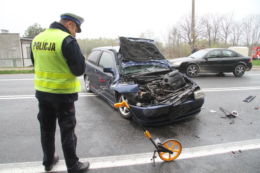 Gmina Miedziana Góra. Zderzenie samochodu osobowego z ciężarowym. Jedna osoba ranna