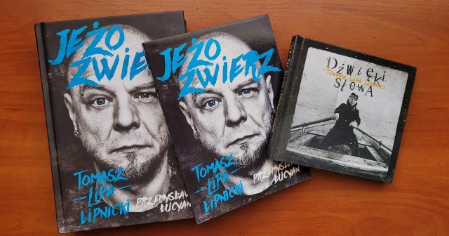Książka „Jeżozwierz” w wydaniu papierowym i w formie audiobooka oraz płyta „Dźwięki Słowa”. Autorem fotografii na obu okładkach jest Oskar Szramka