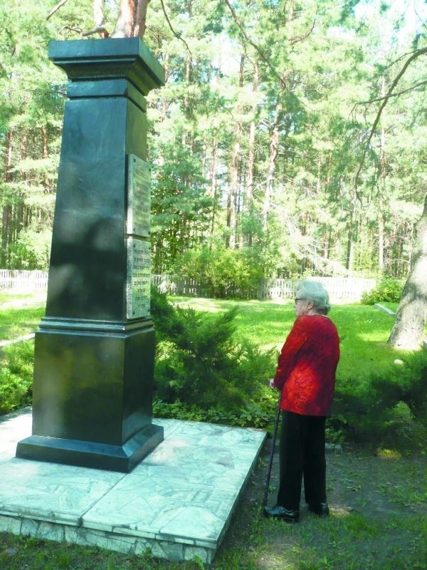 Mira Becker przy pomniku cmentarnym na Pietraszach