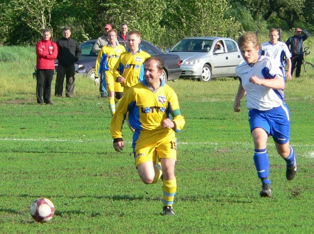 Piłkarze Ruszcovii Borkowice (w żółtych strojach), pokonali 2:0 Grację Tczów.