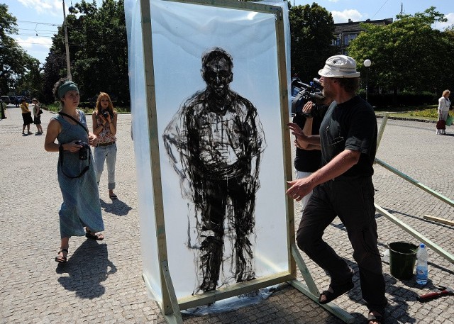 W tym roku artyści są szczególnie widoczni w mieście. Andrzej Boj Wojtowicz przeprowadził wczoraj na placu Grunwaldzkim akcję plastyczną pt. "Portret zbiorowy".