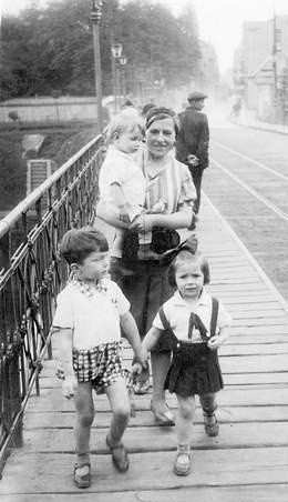 1934 rok - z opiekunką, panią Stasią na moście, ul. Focha....
