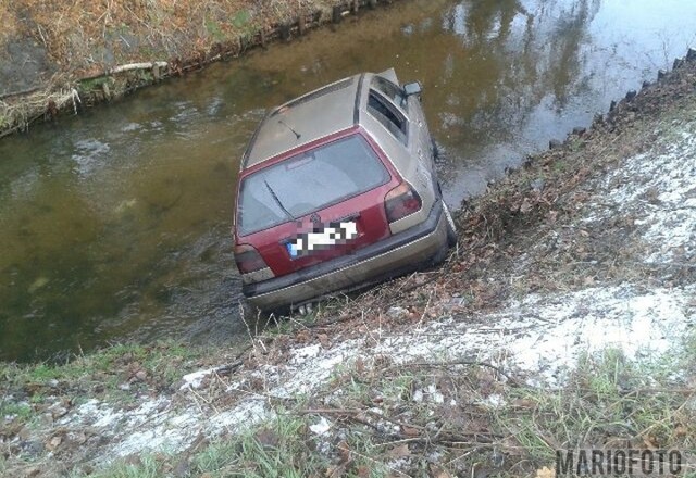 VW golf wpadł do Stobrawy w Kluczborku.