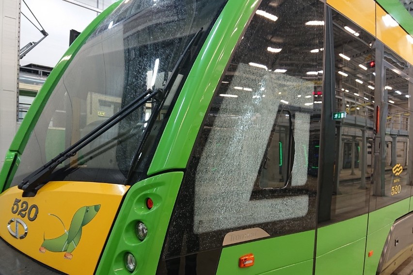 Charakter uszkodzeń wskazuje, że tramwaj linii 16 mógł być...