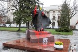 Zdewastowano pomnik Jana Pawła II w Łodzi. Czerwona farba na rękach i napis "maxima culpa"