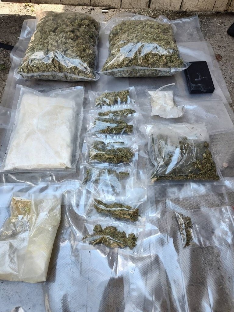 Policjanci zabezpieczyli łącznie ponad kilogram marihuany,...