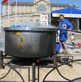 Olbrzymi gar zupy rybnej był atrakcją Pikniku nad Odrą dwa lata temu. W tym roku też ma być przygotowywane 10 tysięcy porcji gulaszu.