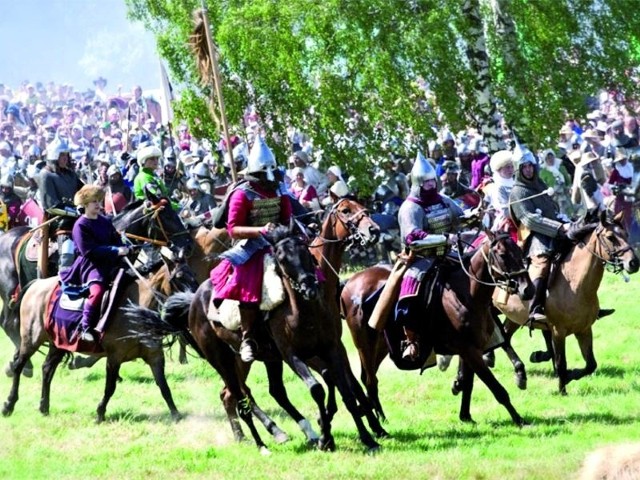 Grunwald 2011. W ubiegłym roku w okrągłą 600. rocznicę bitwy na grunwaldzkich polach starło się 2,2 tysiąca rycerzy, a potyczkę oglądało blisko 200 tys. widzów. W tym roku bitwa zorganizowana została z nieco mniejszym rozmachem, ale ma być równie widowiskowa.