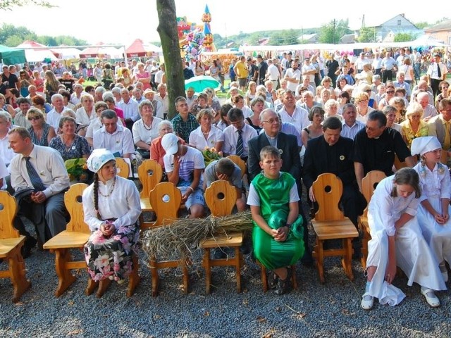 Piękna pogoda sprzyjała dożynkom. Przyszło mnóstwo osób.