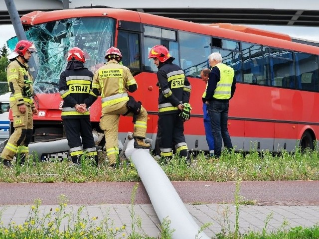 Do groźnego wypadku na placu Daszyńskiego w Toruniu doszło dziś (środa, 17.07) przed godziną 16.Na skrzyżowaniu w okolicach placu Daszyńskiego doszło do kolizji. Autobus zderzył się z samochodem ciężarowym, po czym uderzył w dwa stojące nieopodal słupy. Na miejscu pojawiły się 3 zastępy straży pożarnej. - O godzinie 15:51 otrzymaliśmy zgłoszenie dotyczące zderzenia autobusu linii Arriva oraz samochodu ciężarowego, do którego doszło na skrzyżowaniu ulicy Żółkiewskiego z ulicą Szosa Lubicka. Samochód ciężarowy w chwili zderzenia nie posiadał załadunku. Autobusem podróżowało 5 osób łącznie z kierowcą. Dwie kobiety zostały lekko poobijane – informuje Przemysław Baniecki oficer prasowy komendy miejskiej Państwowej Straży Pożarnej w Toruniu. – Pojazdy zderzyły się bokami. Siła uderzenia sprawiła, że autobus odbił się od boku ciężarówki i uderzył w stojące obok dwa słupy. Wskutek uderzenia jeden słup się złamał, drugi natomiast częściowo wbił się w autobus Arriva. Na miejsce udały się 3 zastępy strażaków, którzy zabezpieczają teren do przyjazdu policji – dodaje Przemysław Baniecki.W związku ze zderzeniem podróżujący w kierunku centrum i osiedla Rubinkowo mogą napotkać utrudnienia w ruchu drogowym. Pas w kierunku ul. Kościuszki jest zablokowany.