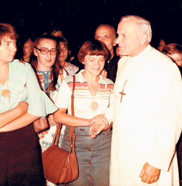 Papież świetnie nawiązywał kontakt z młodymi ludźmi. Rozmawiając z nim miało się wrażenie, że tylko ty dla niego istniejesz - mówi Jolanta Mitros-Suchorzewska (stoi przy Ojcu Świętym)