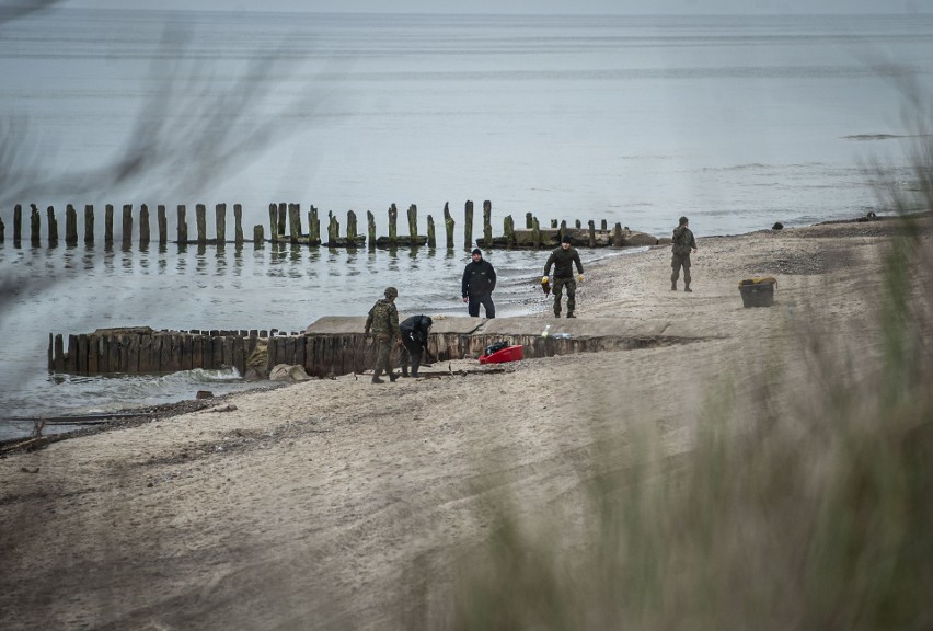 Trwa akcja wydobycia bomb na plaży między Kołobrzegiem a...