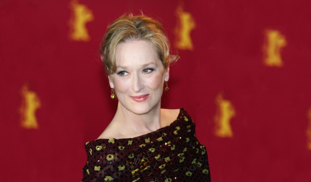 Wiele gwiazd farbuje włosy, ale od czasu do czasu można je zobaczyć w ich naturalnych barwach. Piękne siwe kosmyki pokazała m.in. Meryl Streep. (Zdjęcie poglądowe z Festiwalu Filmowego Berlin 2006.)