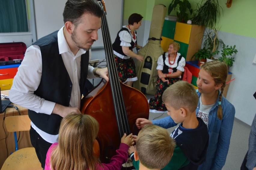 Dzień Muzyki w szkole podstawowej w Mąkoszycach.