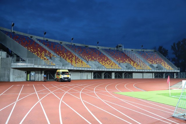 O 20:45 sędzia z Turcji da znak. Polska na stadionie Duagava w Rydze zagra o kolejne punkty w eliminacjach Euro 2020. Obiekt jest dość kameralny, bo pomieści nieco ponad 10 tys. widzów. Istnieje od 1972 roku roku, a ostatni remont przeszedł w 2018. Posiada nie cztery, lecz trzy trybuny.