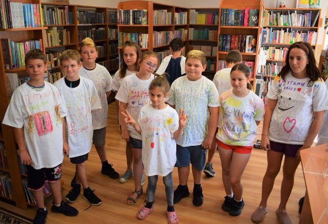 „Czytanie jest trendy” to kolejne i ostatnie warsztaty tworzenia kolorowych koszulek z hasłami zachęcającymi do czytania, które zorganizowano w Bibliotece Publicznej w Miastku.