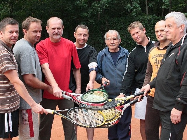 80. urodziny Włodzimierza Pasewicza (czwarty od prawej) świętowali z jubilatem (od lewej) Przemysław Pasewicz, Janusz Wójcik, Jacek Paluch, Wojciech Włodarski, Damian Konopa, Radosław Basiński i Lech Gemborowski.