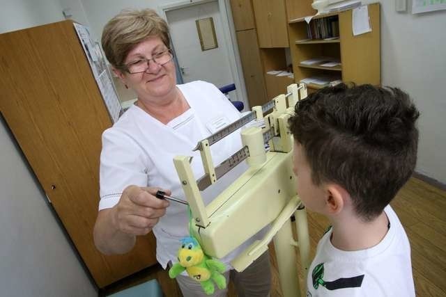 Pielęgniarka Teresa Sszczepańska na początku roku szkolnego waży uczniów m.in. po to, by można było dopasować ławki do ich wagi i wzrostu