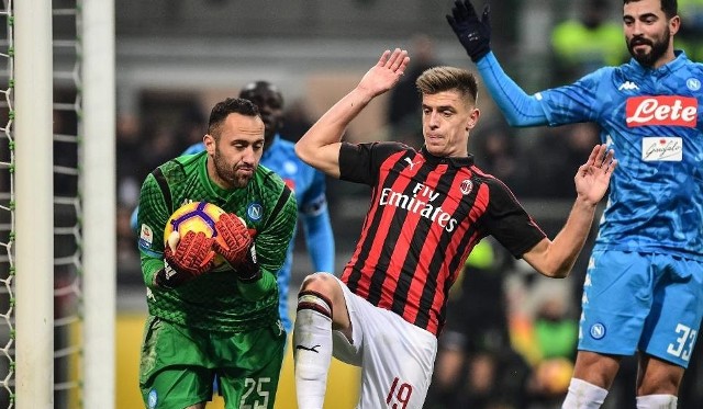 Na zdjęciu: Krzysztof Piątek (w środku). Mecz AC Milan - SSC Napoli odbędzie się we wtorek, 29.01.2019 w ramach ćwierćfinału Pucharu Włoch. Krzysztof Piątek zagra od pierwszej minuty? [gdzie oglądać, transmisja, stream online, na żywo, wynik meczu]