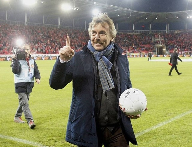 Prezes PZPN - Zbigniew Boniek napisał list do prezydent Łodzi Hanny Zdanowskiej. Zibi - legenda Widzewa i polskiej piłki - apeluje do pani prezydent o wybudowanie stadionu z prawdziwego zdarzenia przy al. Unii. Jego zdaniem ŁKS zasługuje na nowoczesny stadion, który da klubowi szansę rozwoju.Prezes PZPN wyraża nadzieję, że derby Łodzi w ekstraklasie odbędą się na dwóch nowoczesnych stadionach przy al. Unii i al. Piłsudskiego.Czytaj na kolejnym slajdzie 