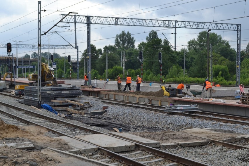 Częstochowa: Na dworcu na Stradomiu w szybkim tempie powstaje przejście podziemne [ZDJĘCIA]