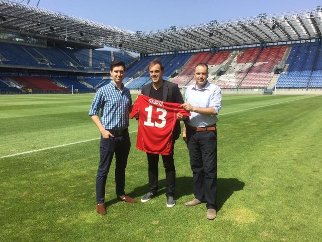 Łukasz Stupka (w środku) w towarzystwie dyrektora sportowego Wisły Kraków Manuela Junco (z prawej) i dyrektora wykonawczego „Białej Gwiazdy” Daniela Gołdy