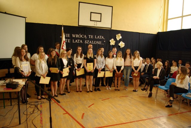 Pożegnanie maturzystów odbyło się w sali sportowej Zespołu Szkół numer 2 imienia Ludwika Skowyry w Przysusze.