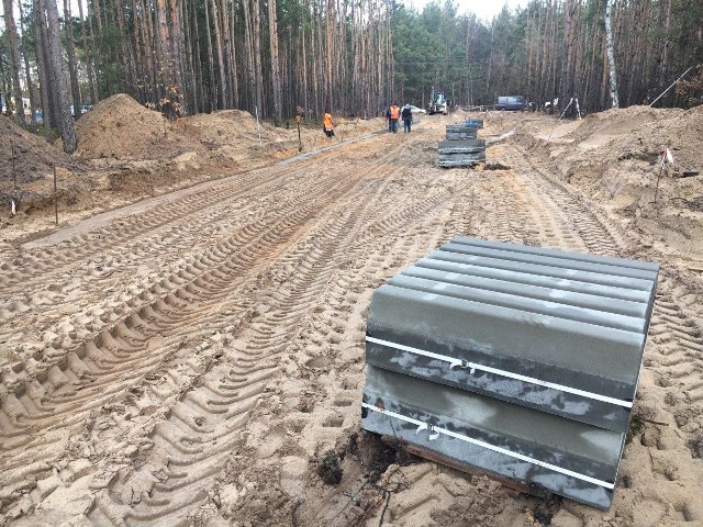 Ruszyły prace przy budowie nowej drogi w białobrzeskiej strefie ekonomicznej. Na początek przygotowywane jest odwodnienie.
