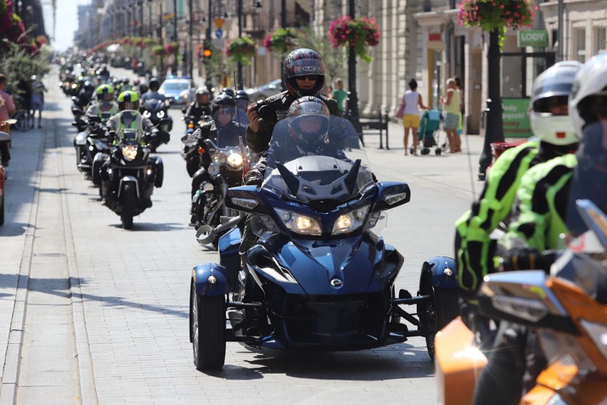 Parada motocyklistów lekarzy ulicą Piotrkowską w ramach zlotu „DoctorRiders”